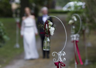 Dekoracje kwiatowe na ceremonii zaślubin