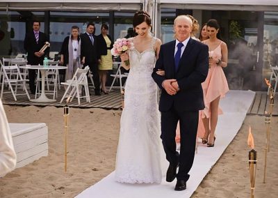 ceremonia ślubu na plaży w Sopocie